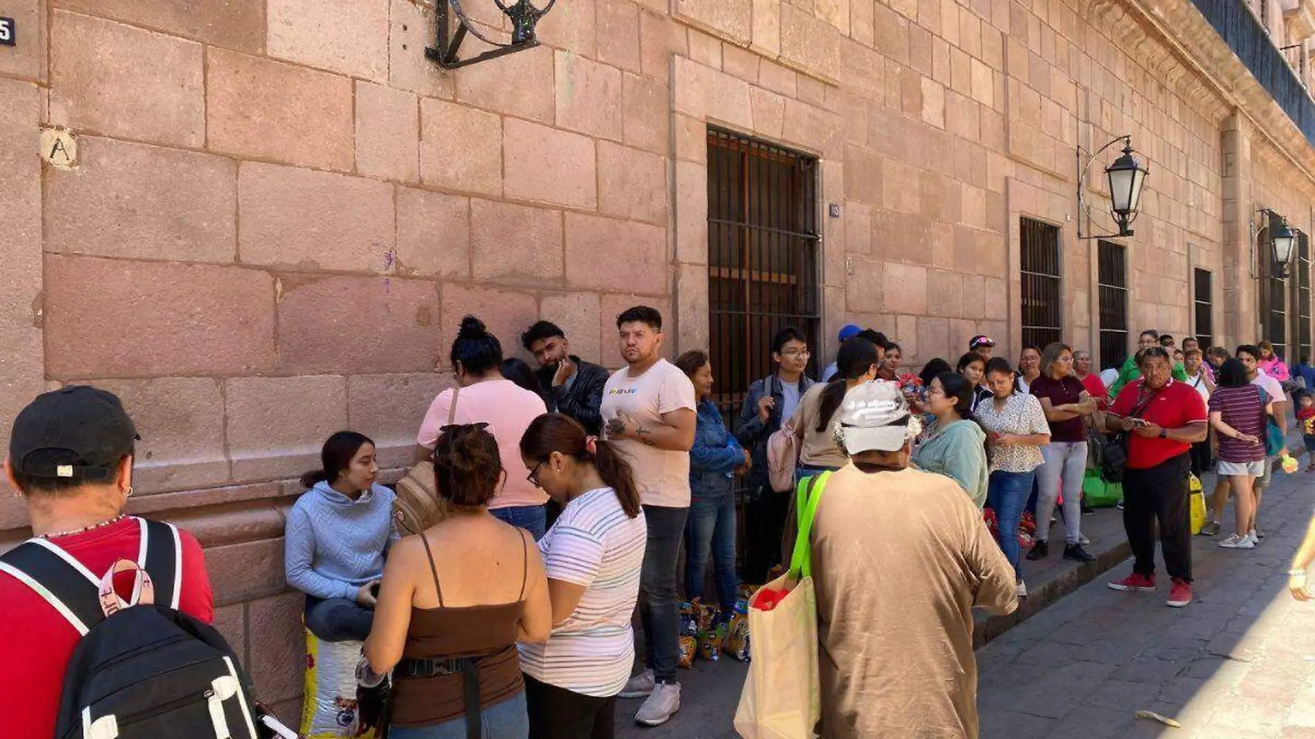 Filas para boletos gratis de Carín León (2)